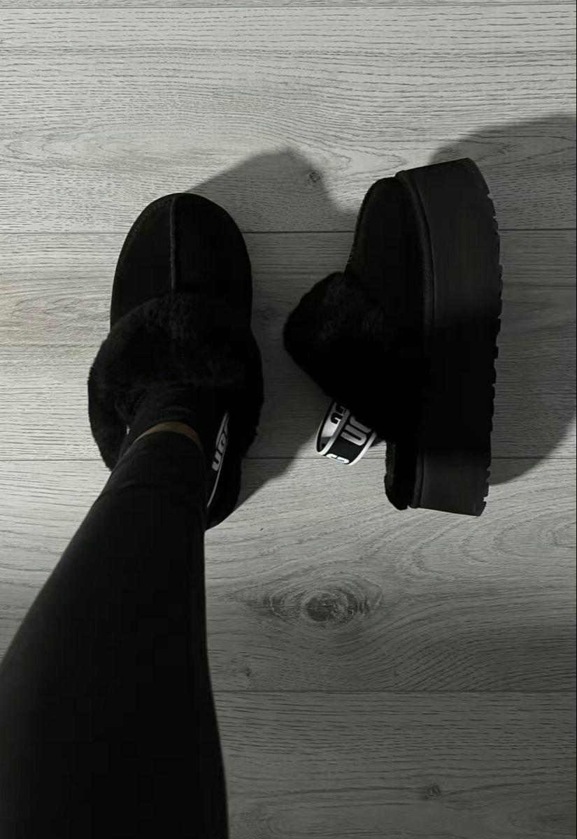 Ugg بلون الأسود