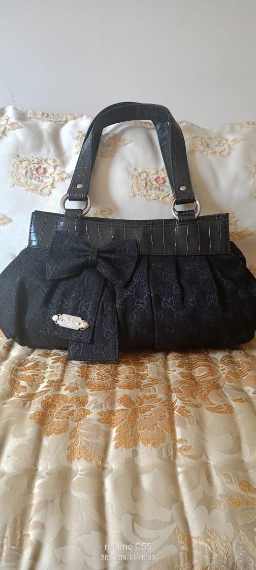 Sac à main turquoise et noir avec fleur décorative, 2/3
