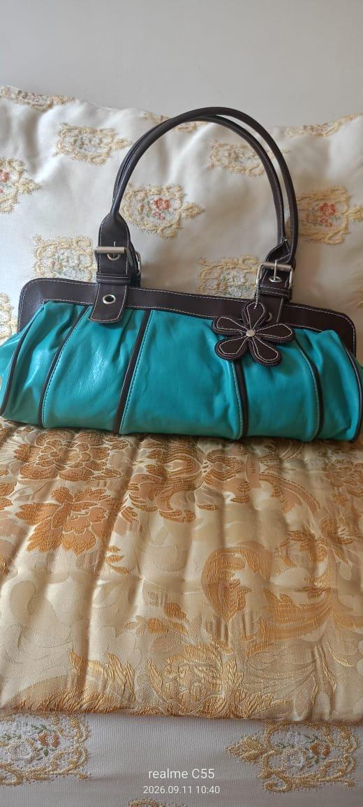Sac à main turquoise et noir avec fleur décorative