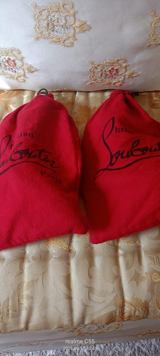 Escarpins noirs et rouges vernis talon haut, 2/3
