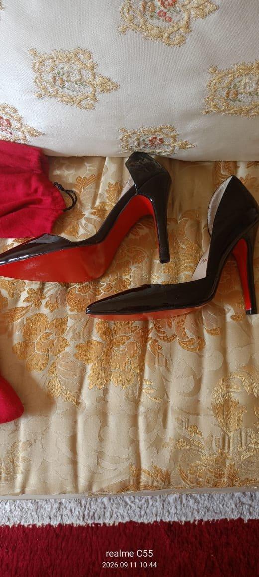 Escarpins noirs et rouges vernis talon haut