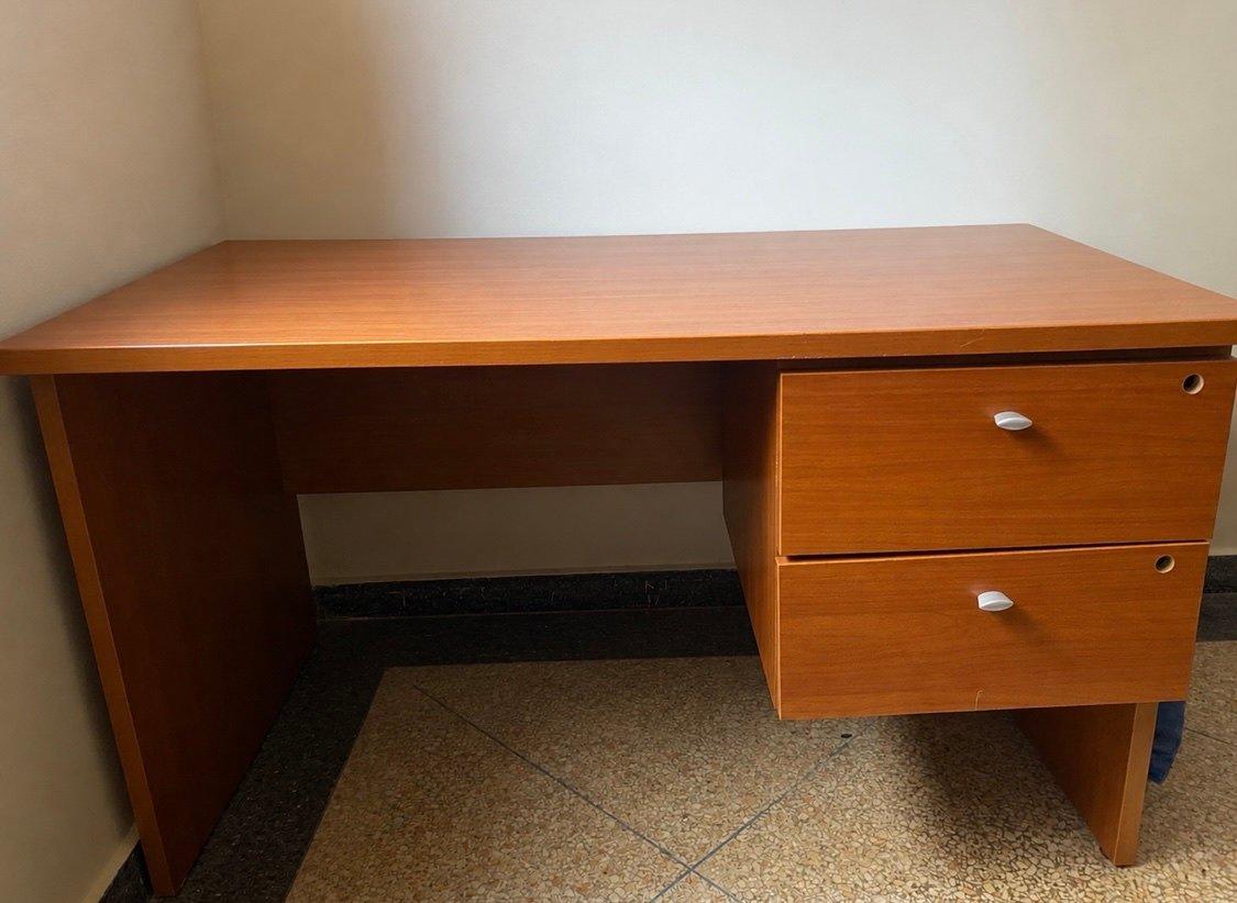 Bureau élégant et pratique, idéal pour une chambre, un espace de travail ou un bureau professionnel, 2/2