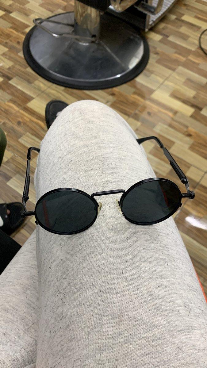 Round Black Retro Sunglasses – Unisex, 2/3