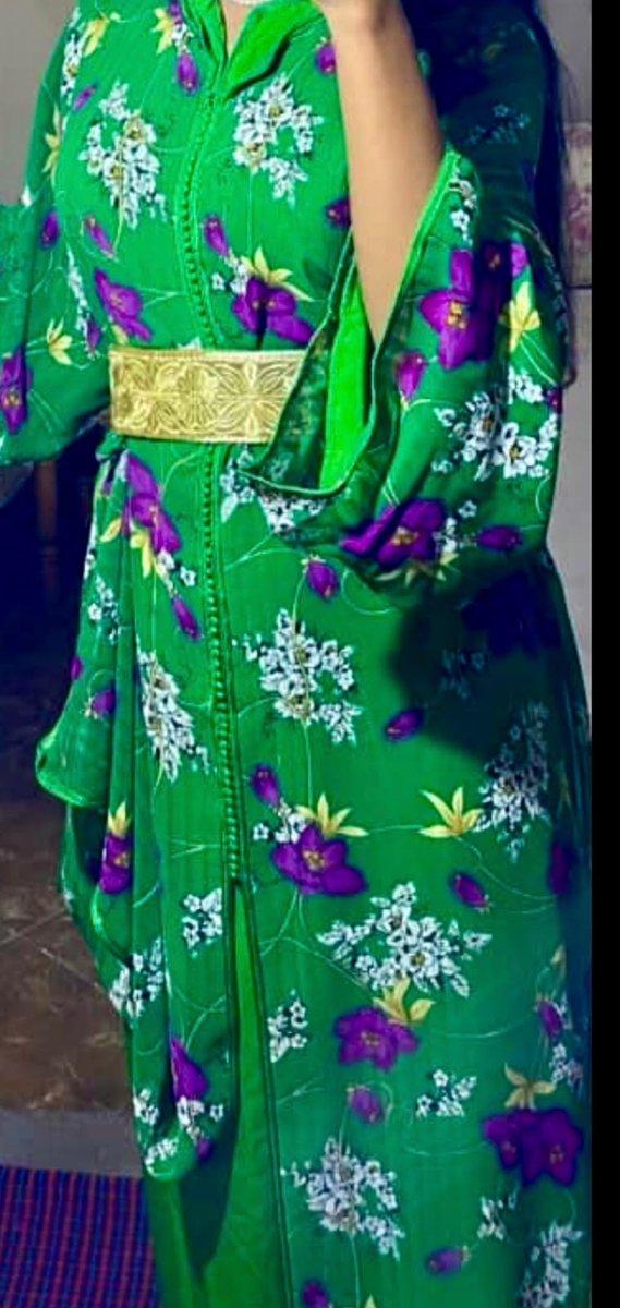 Caftan marocain vert floral avec ceinture dorée