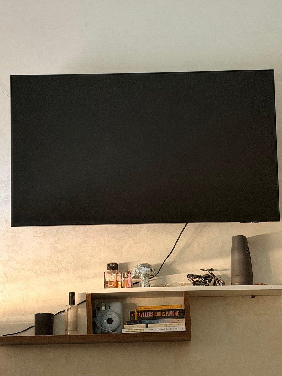 Samsung Smart TV 43” Crystal UHD 4K DU7000 (2024) – Tizen – Excellent Condition