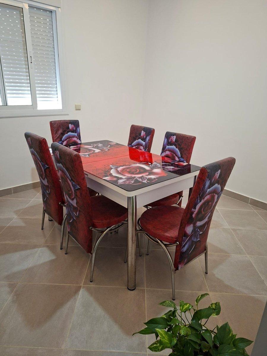 Table à manger avec 6 chaises en bon état