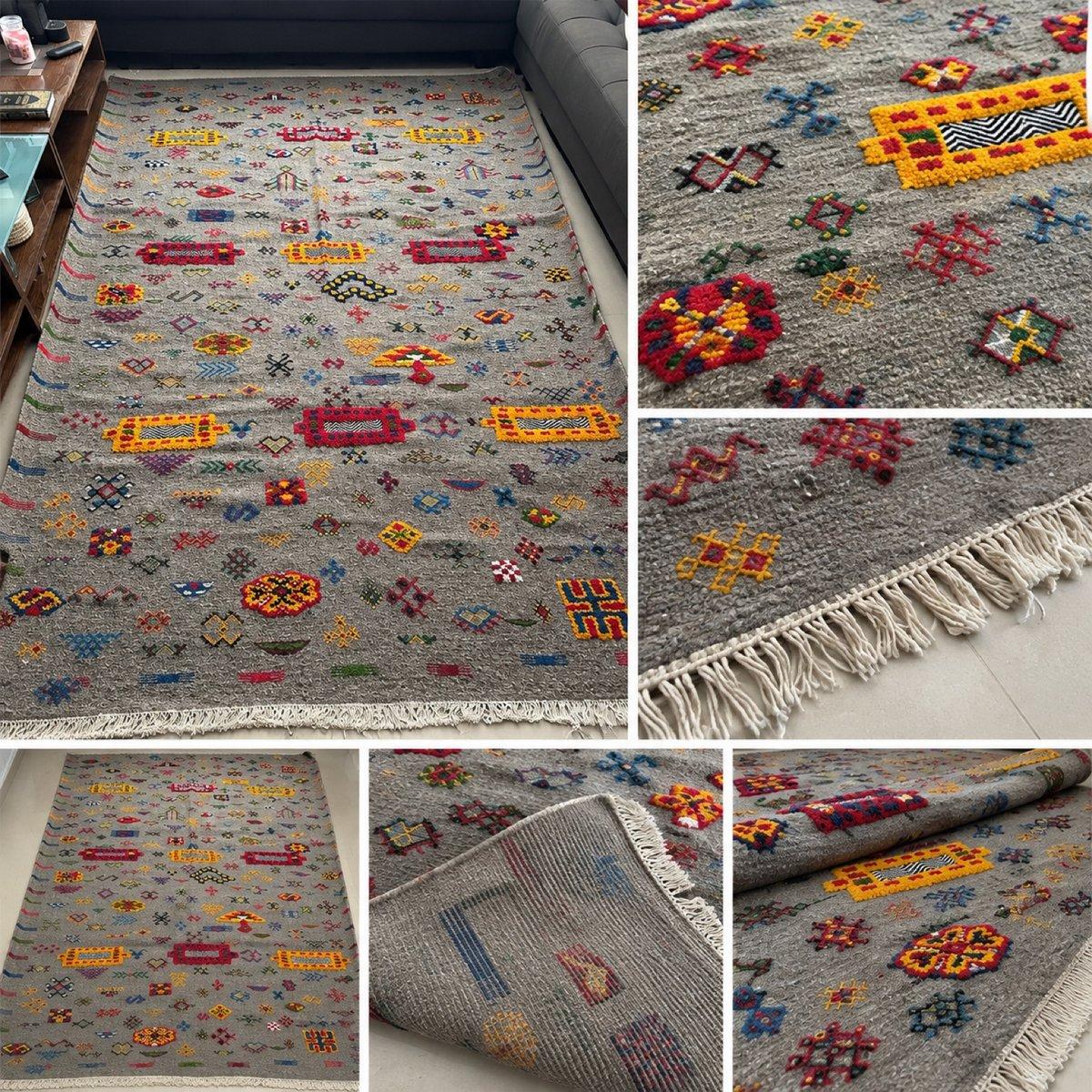 Tapis berbère artisanal gris motifs colorés géométriques