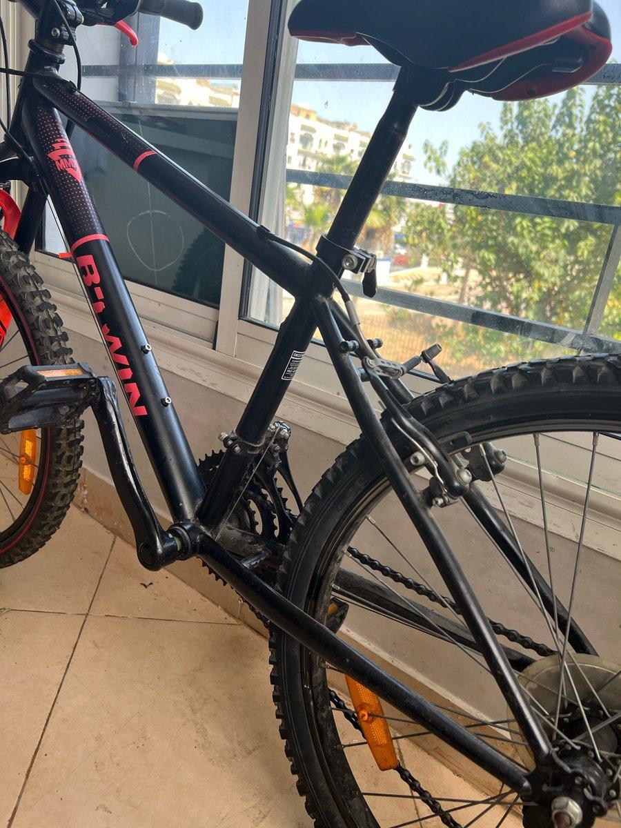Vélo tout-terrain noir et rouge, bon état, 2/3