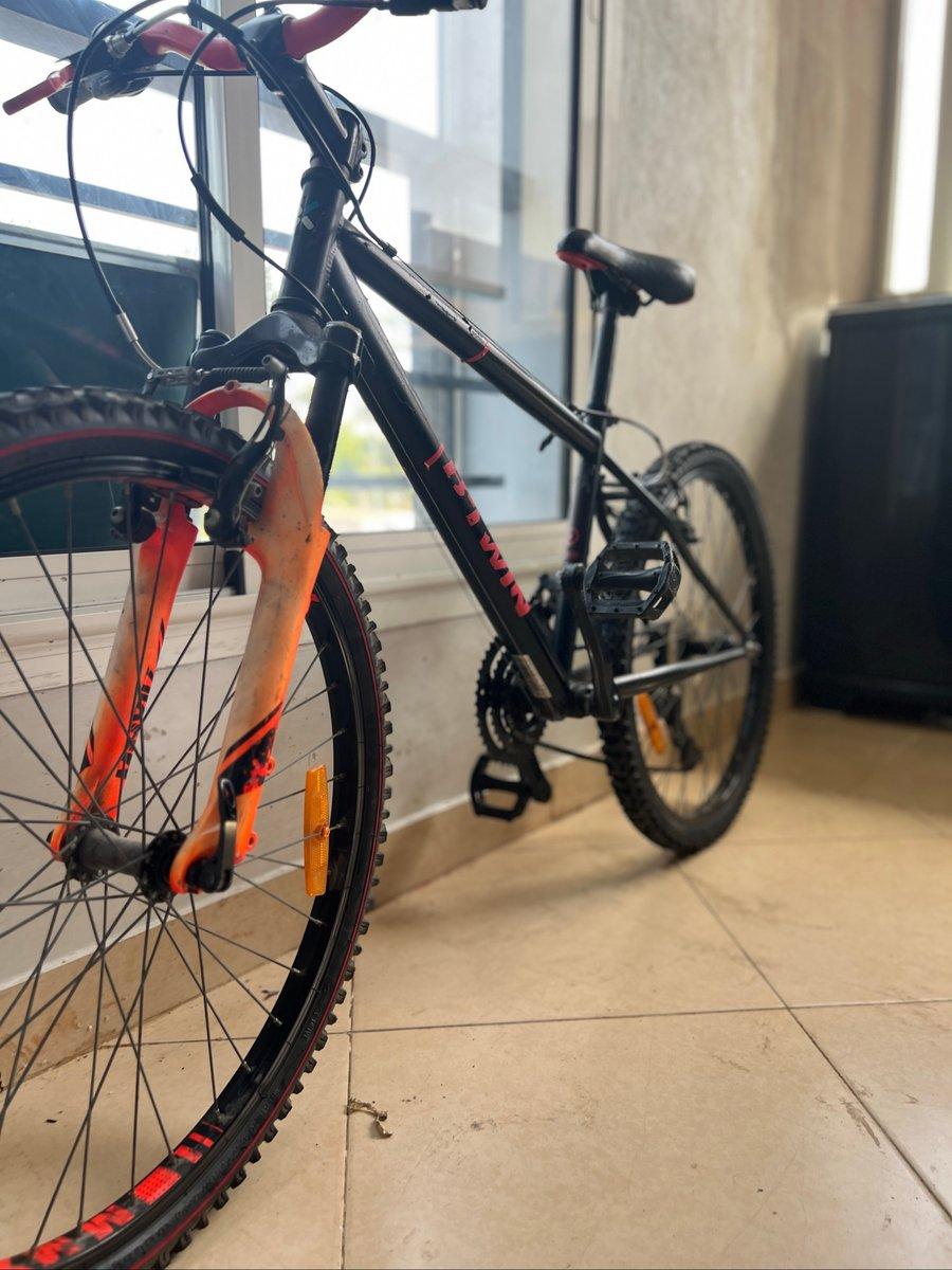 Vélo tout-terrain noir et rouge, bon état
