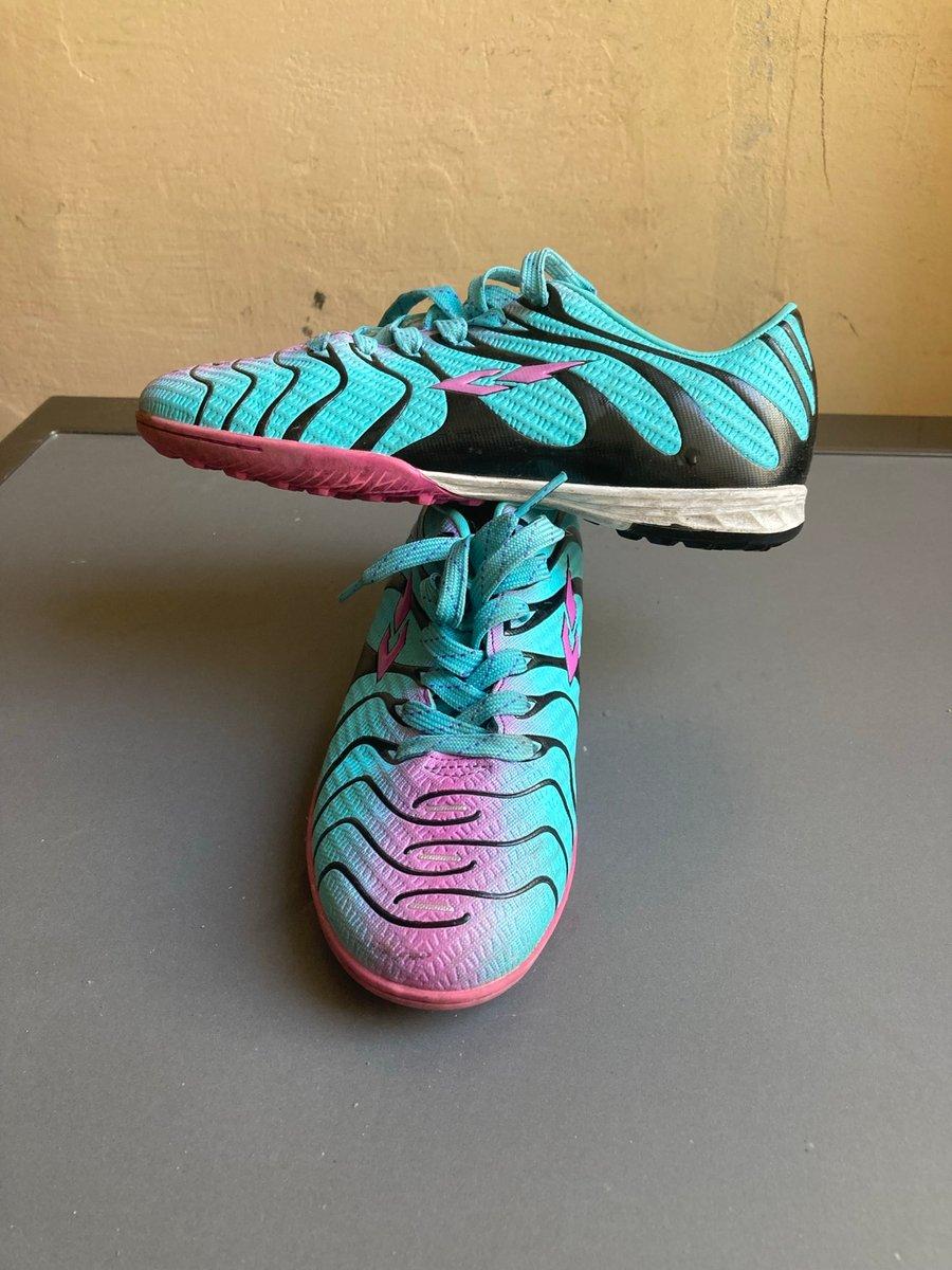 حذاء Futsal MINGBIN مقاس 36 - طنجة 300dh