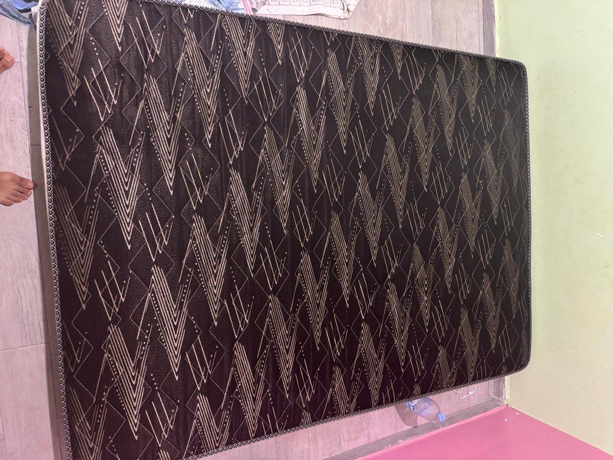 Tapis noir motifs geometriques traditionnels