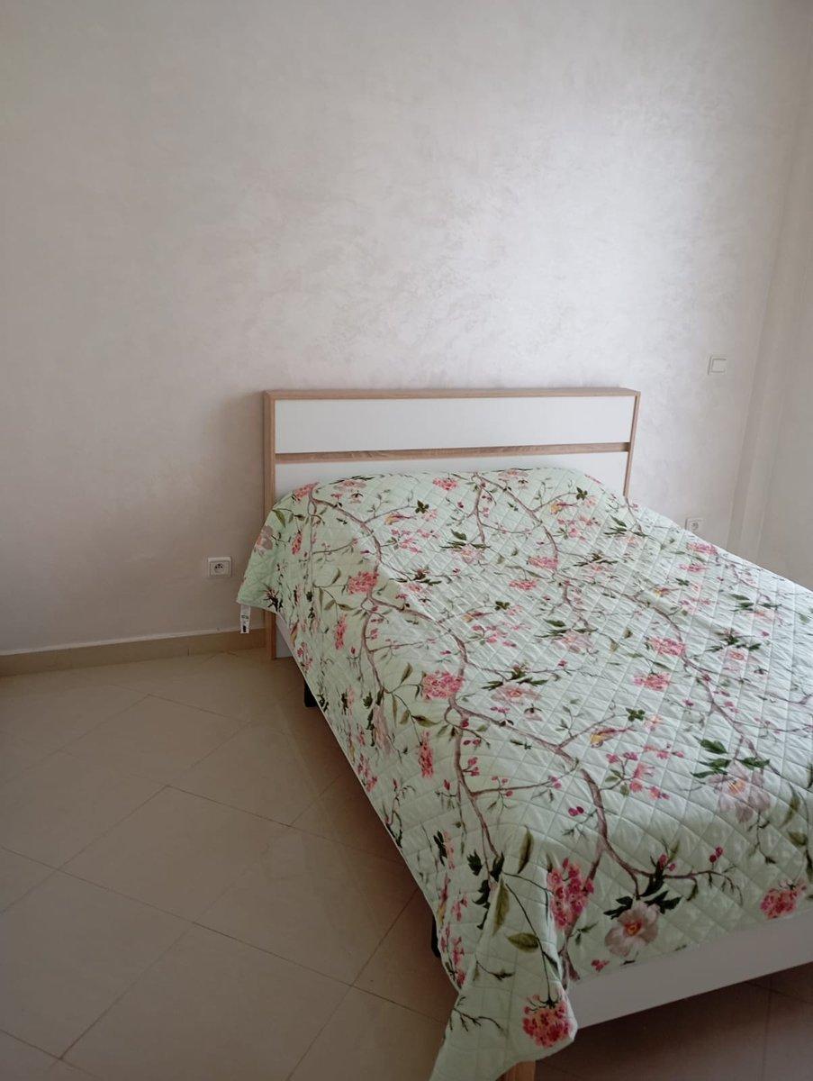 Lit simple avec tête de lit en bois