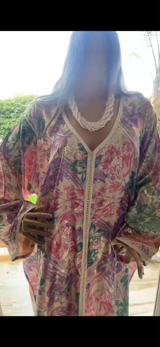 Caftan marocain traditionnel fleuri très élégant