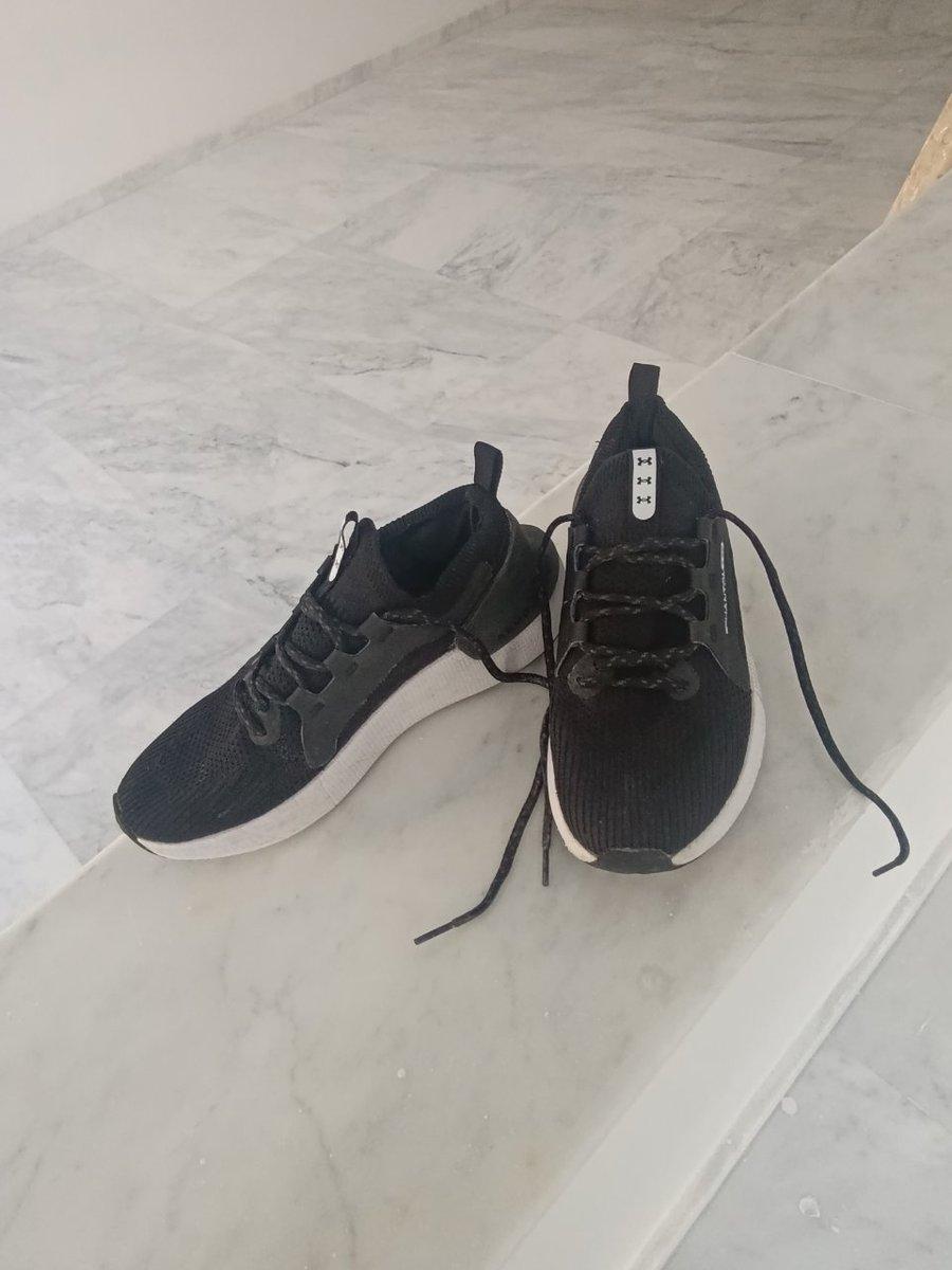 Chaussures de sport Under Armour noires et blanches, 2/3